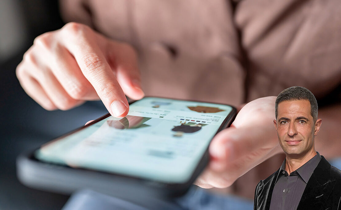 Mann hält Handy in der Hand und tippt darauf, in der rechten unteren Ecke ist ein Porträt von Adam Foroughi eingefügt