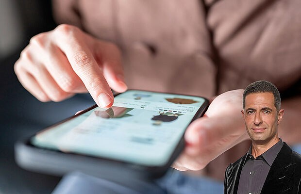 Mann hält Handy in der Hand und tippt darauf, in der rechten unteren Ecke ist ein Porträt von Adam Foroughi eingefügt