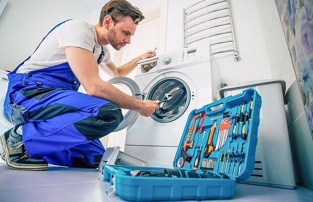 Handwerker beim reparieren einer Waschmaschine