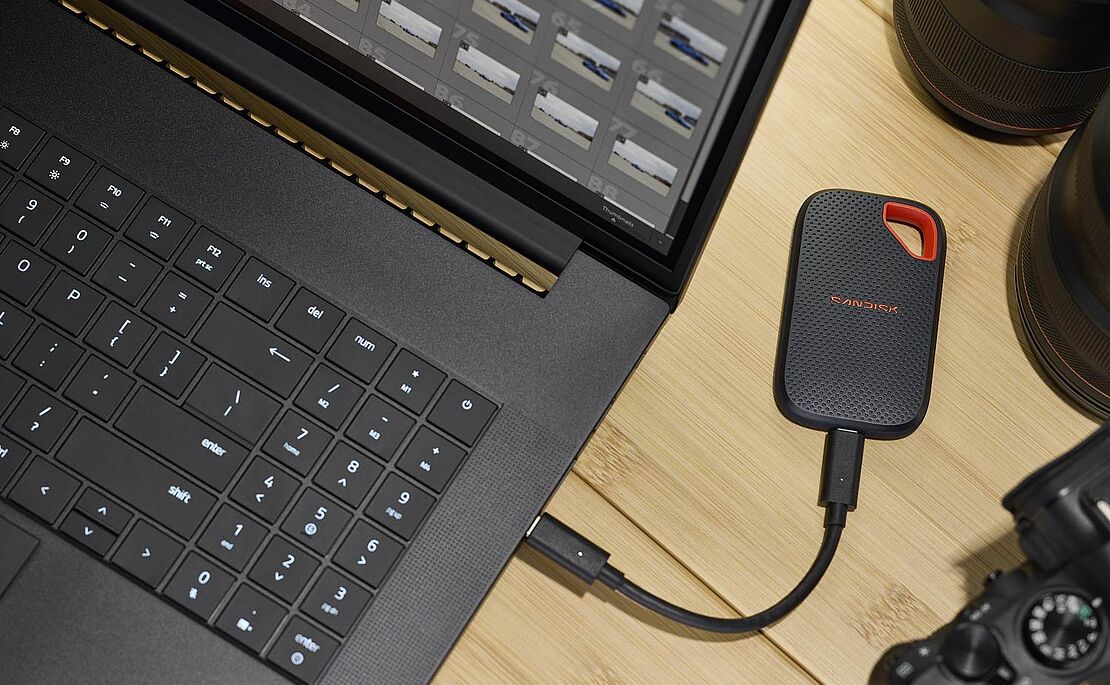 Teil eines Laptops mit angehängtem Speicher