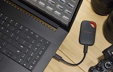 Teil eines Laptops mit angehängtem Speicher