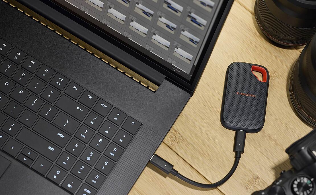 Teil eines Laptops mit angehängtem Speicher