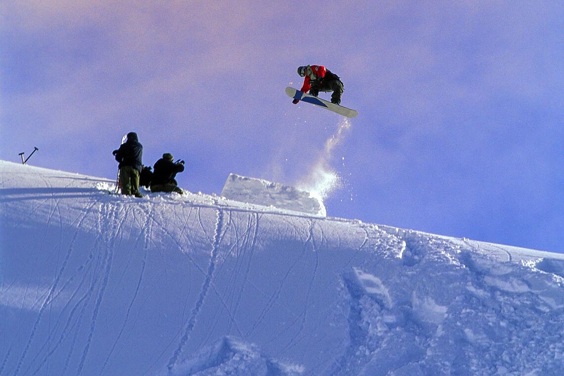 Snowboarder beim Sturz auf der Piste