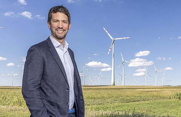 Lukas Püspök vor Landschaft mit Windrädern