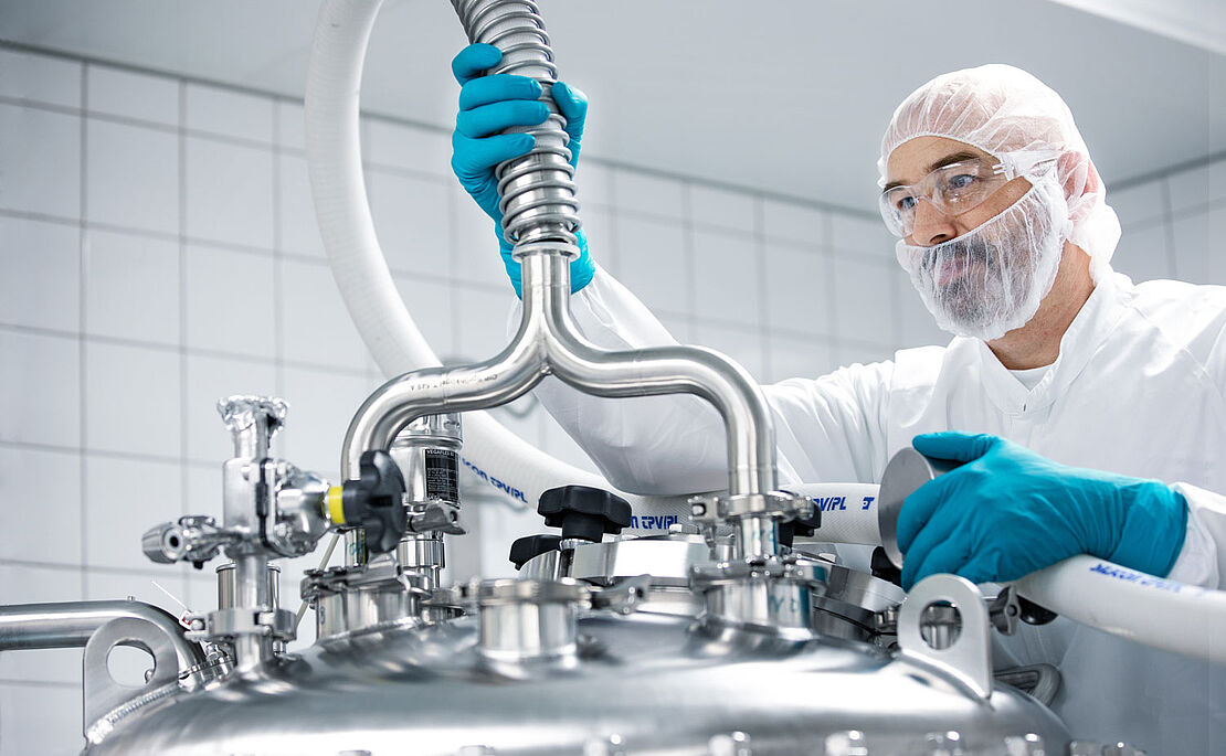Mann in Schutzanzug und Maske bei Boehringer Ingelheim