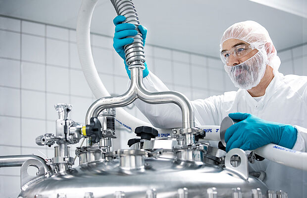 Mann in Schutzanzug und Maske bei Boehringer Ingelheim