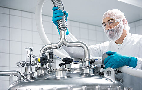 Mann in Schutzanzug und Maske bei Boehringer Ingelheim
