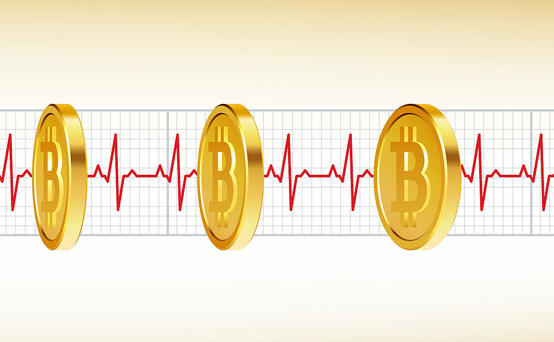 Bitcoin Münzen verbunden mit einer EKG-Linie