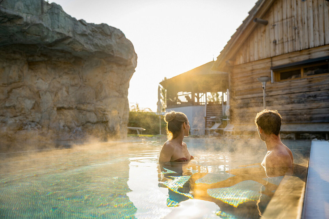 Mann und Frau im Außenpool Avita Therme & Resort