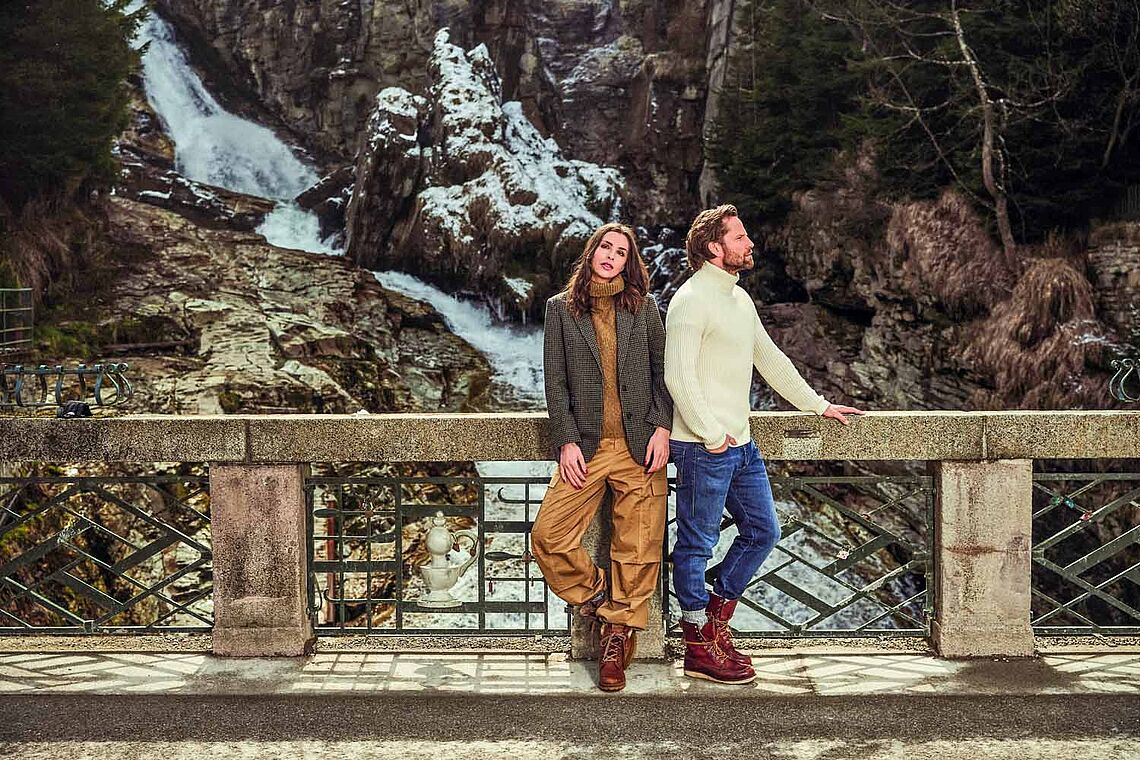 Mann und Frau vor dem Gasteiner Wasserfall