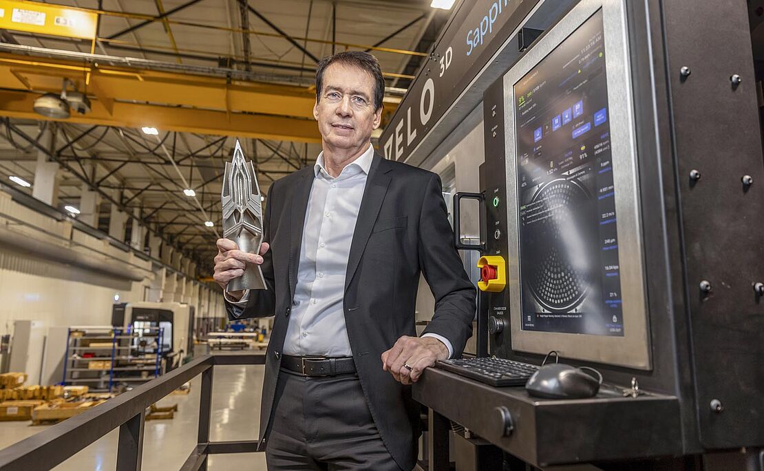 Klaus Mader mit einem Staustrahltriebwerk in der Hand