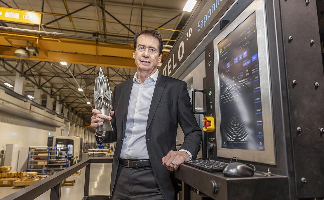 Klaus Mader mit einem Staustrahltriebwerk in der Hand