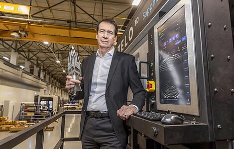 Klaus Mader mit einem Staustrahltriebwerk in der Hand