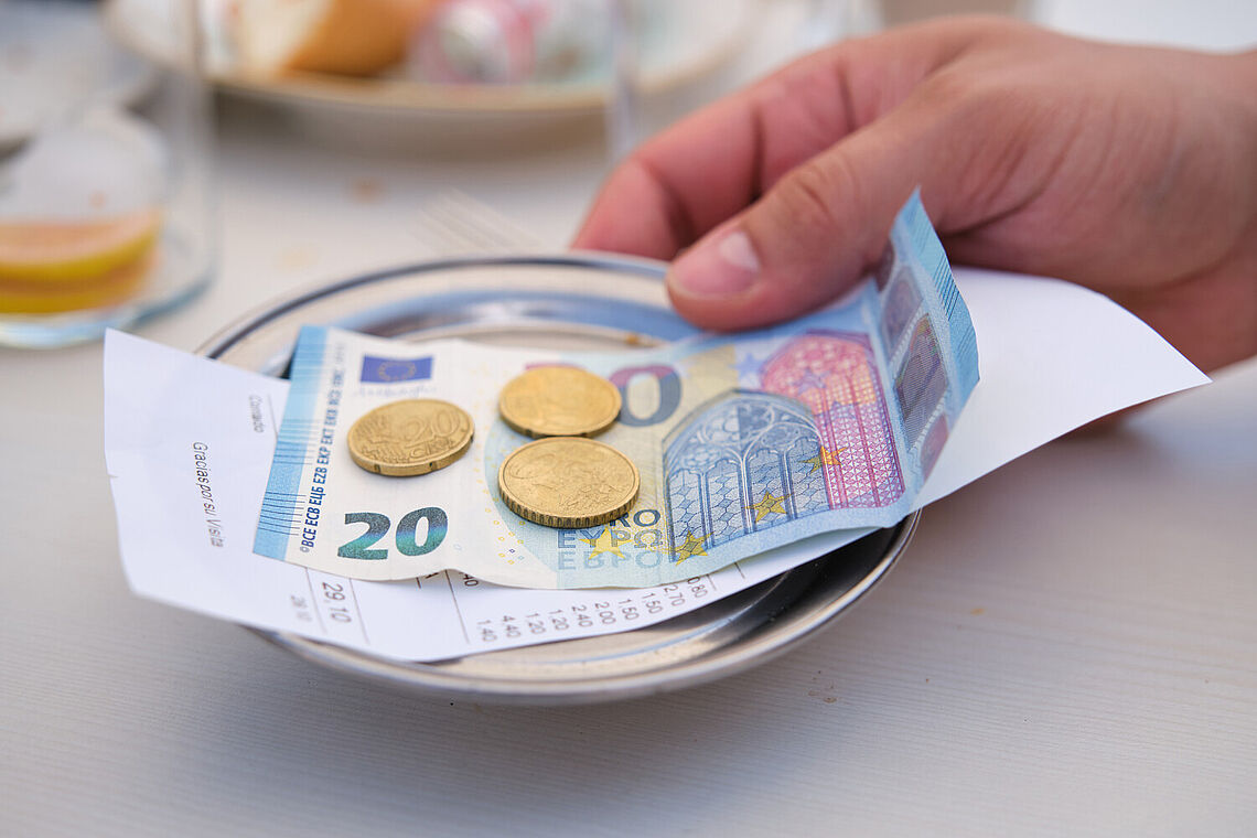 Tablett mit Rechnung und retourniertem Trinkgeld
