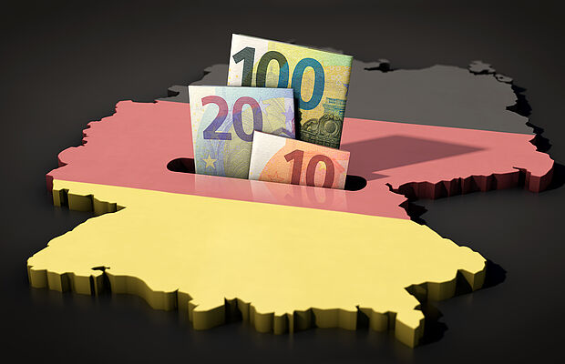 Geldscheine kommen aus der Deutschland Flagge