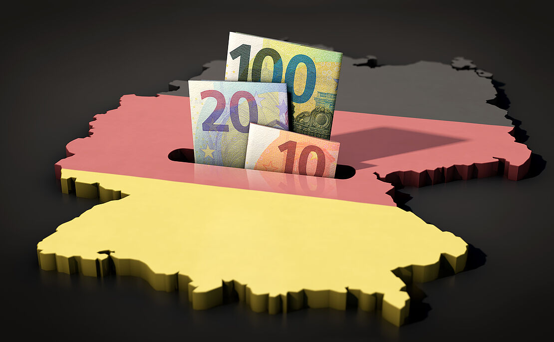 Geldscheine kommen aus der Deutschland Flagge