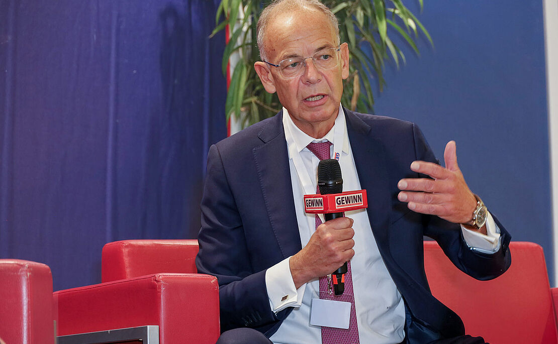 Heimo Scheuch mit Mikrofon auf der GEWINN Bühne bei der GEWINN Messe 2025