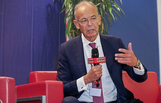 Heimo Scheuch mit Mikrofon auf der GEWINN Bühne bei der GEWINN Messe 2025