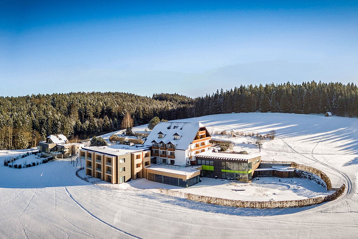 Außenansicht im Winter Hotel Schwarz Alm Zwettl
