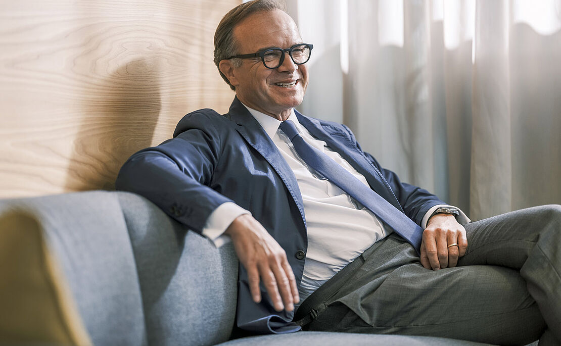 Thomas Winkler auf einer Couch sitzend im Gespräch