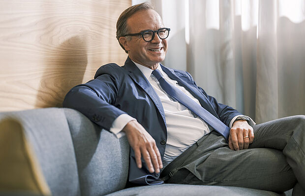 Thomas Winkler auf einer Couch sitzend im Gespräch
