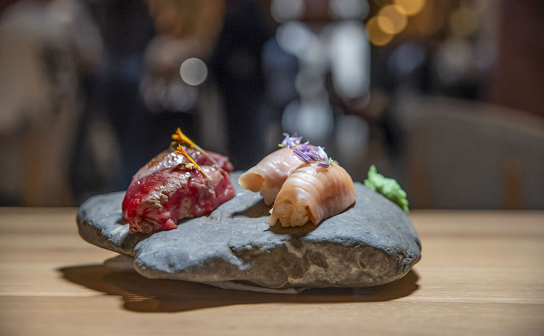 Sushi-Gericht auf einem Stein angerichtet