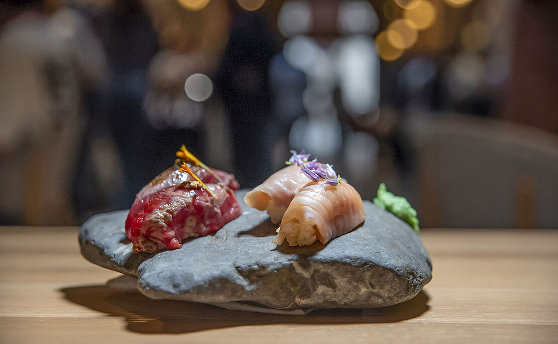 Sushi-Gericht auf einem Stein angerichtet