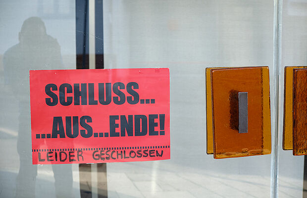Rotes "Geschlossen"-Schild auf einer Tür