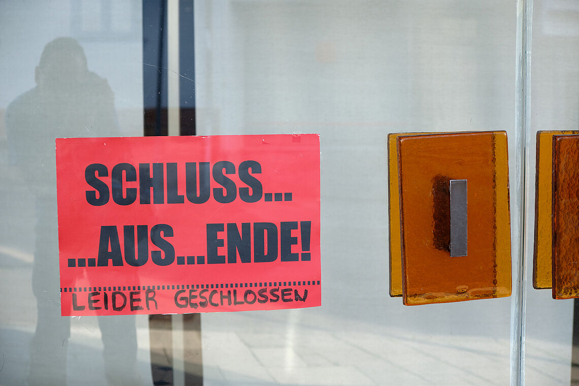 Rotes "Geschlossen"-Schild auf einer Tür