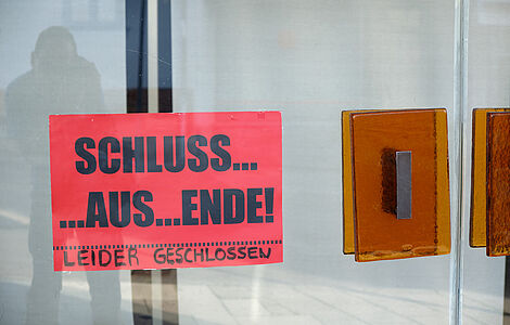 Rotes "Geschlossen"-Schild auf einer Tür