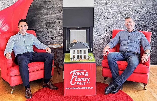 Franjo Bozic und ­Alexander Klotz in roten Sofasessel