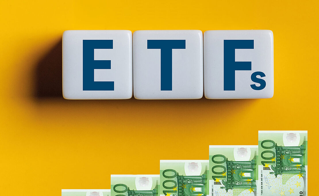 Wort "ETFs" ausgeschrieben mit Geldscheinen daneben