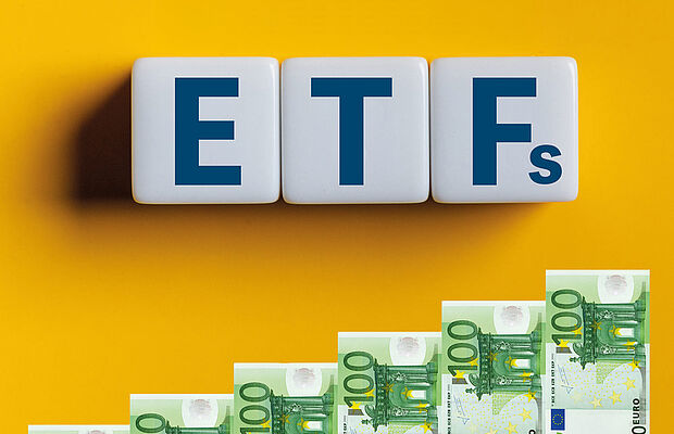 Wort "ETFs" ausgeschrieben mit Geldscheinen daneben