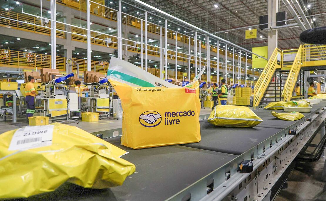 Geld verpackte Pakete am Fließband