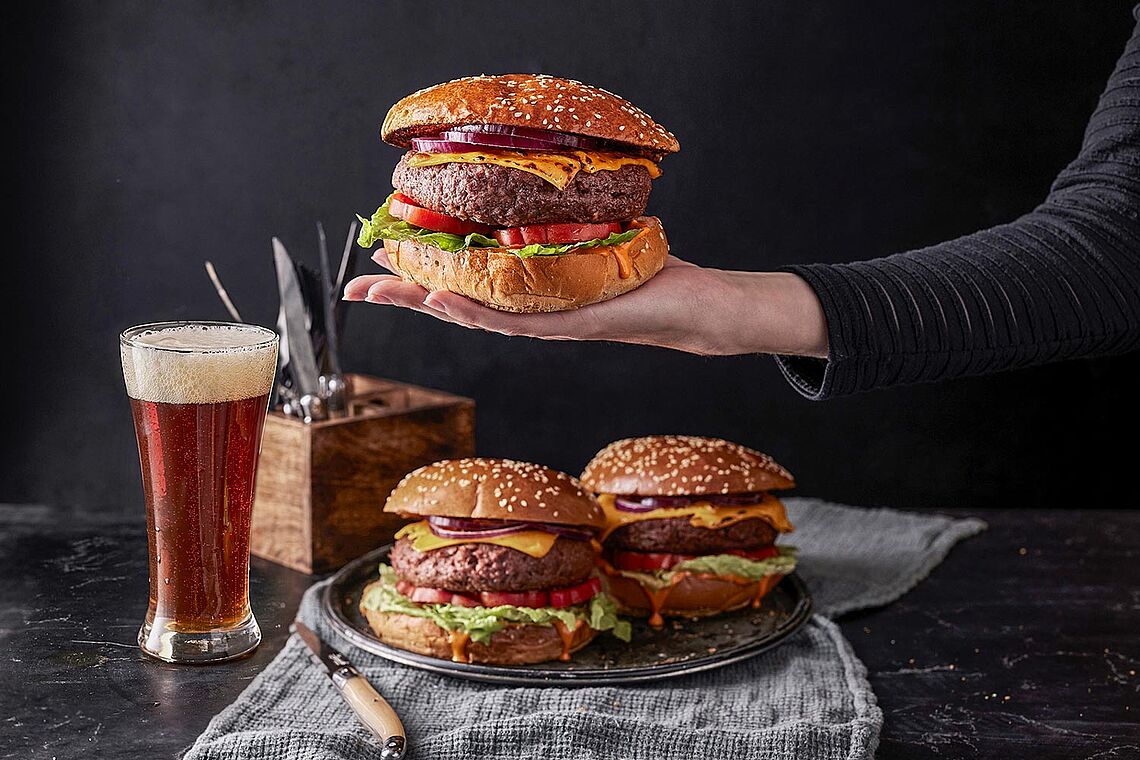 3 Burger plus Bier daneben