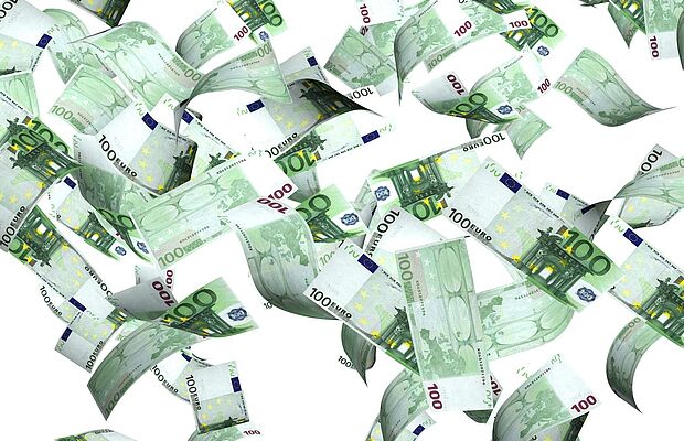 In der Luft herumfliegende 100-Euro-Scheine