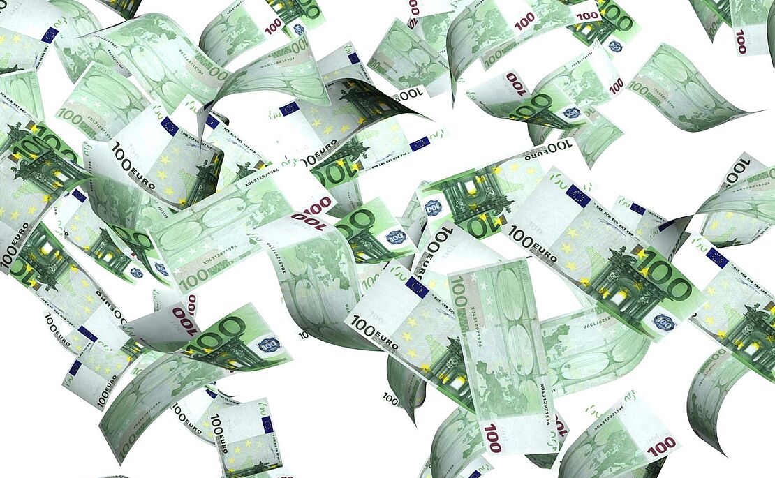 In der Luft herumfliegende 100-Euro-Scheine