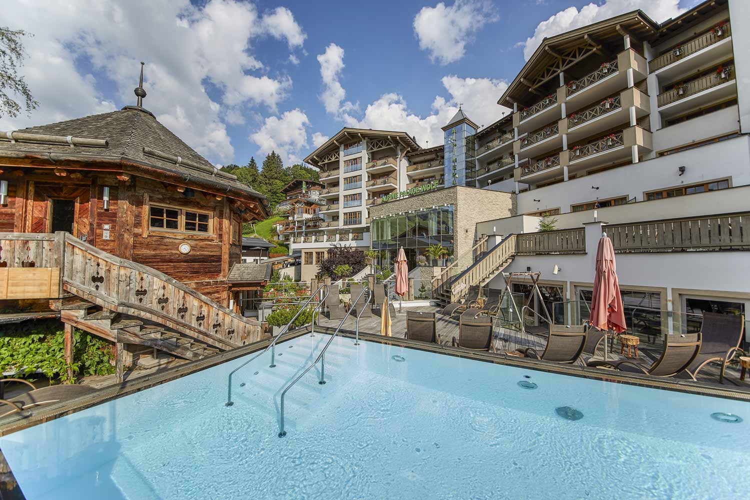 Außenansicht Hotel Alpine Palace Saalbach-Hinterglemm mit Pool