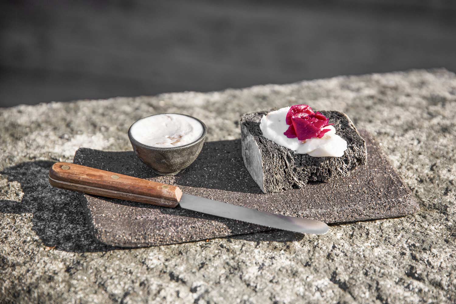 Brett mit Messer und Roggensauerteigbrot