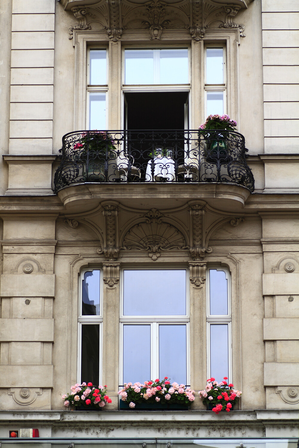 Hausfassade, Fenster mit Blumenkistchen